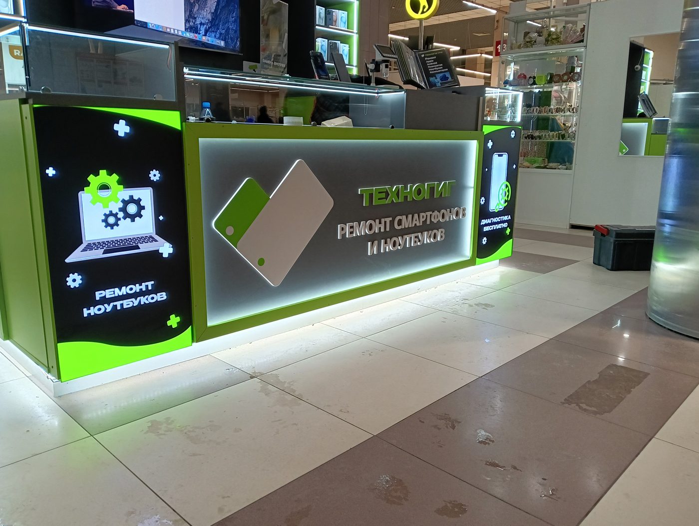 Световая вывеска торговой точки ТехноГиг в ТЦ